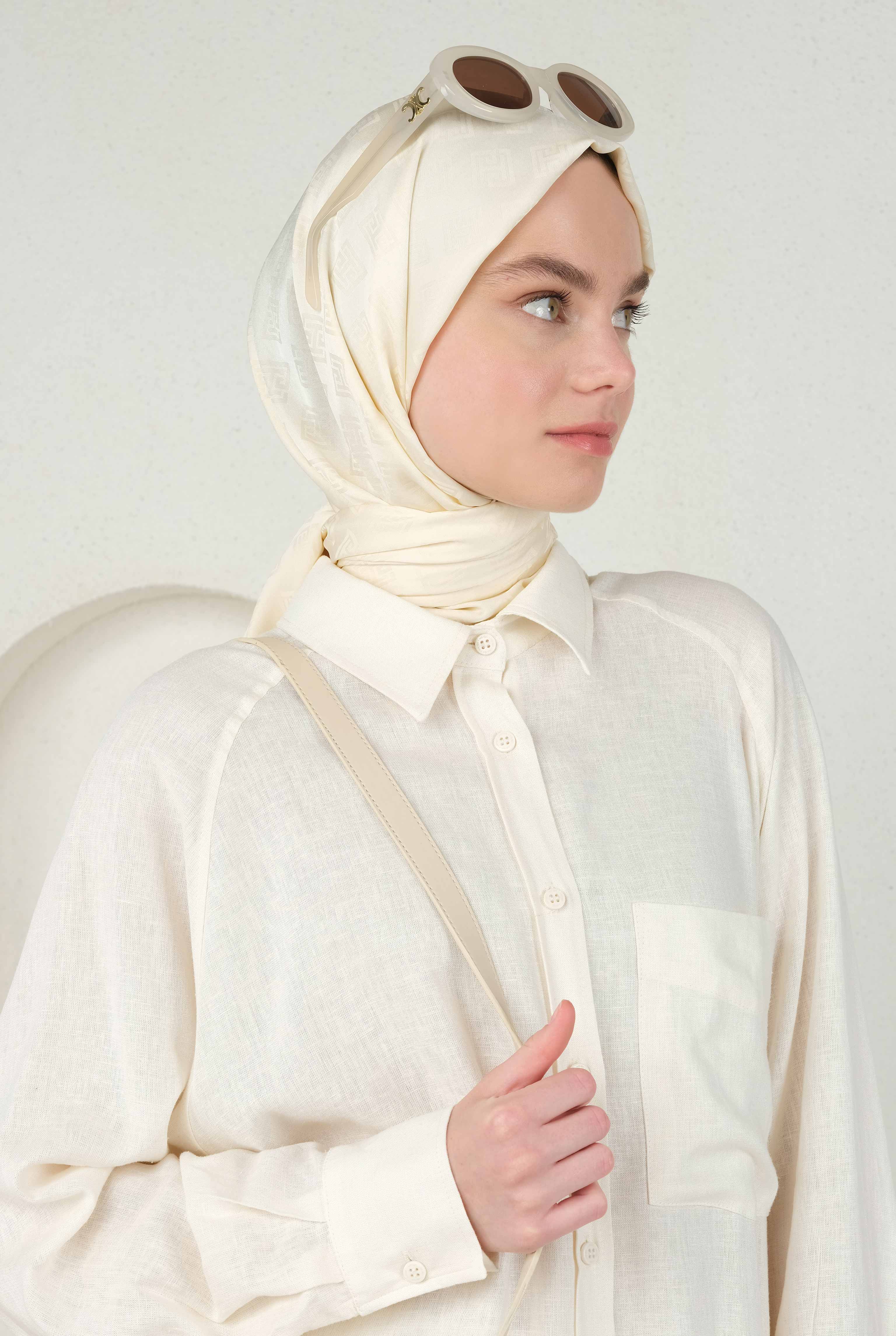 Logo Patterned Jacquard Shawl Cream - HE-QA