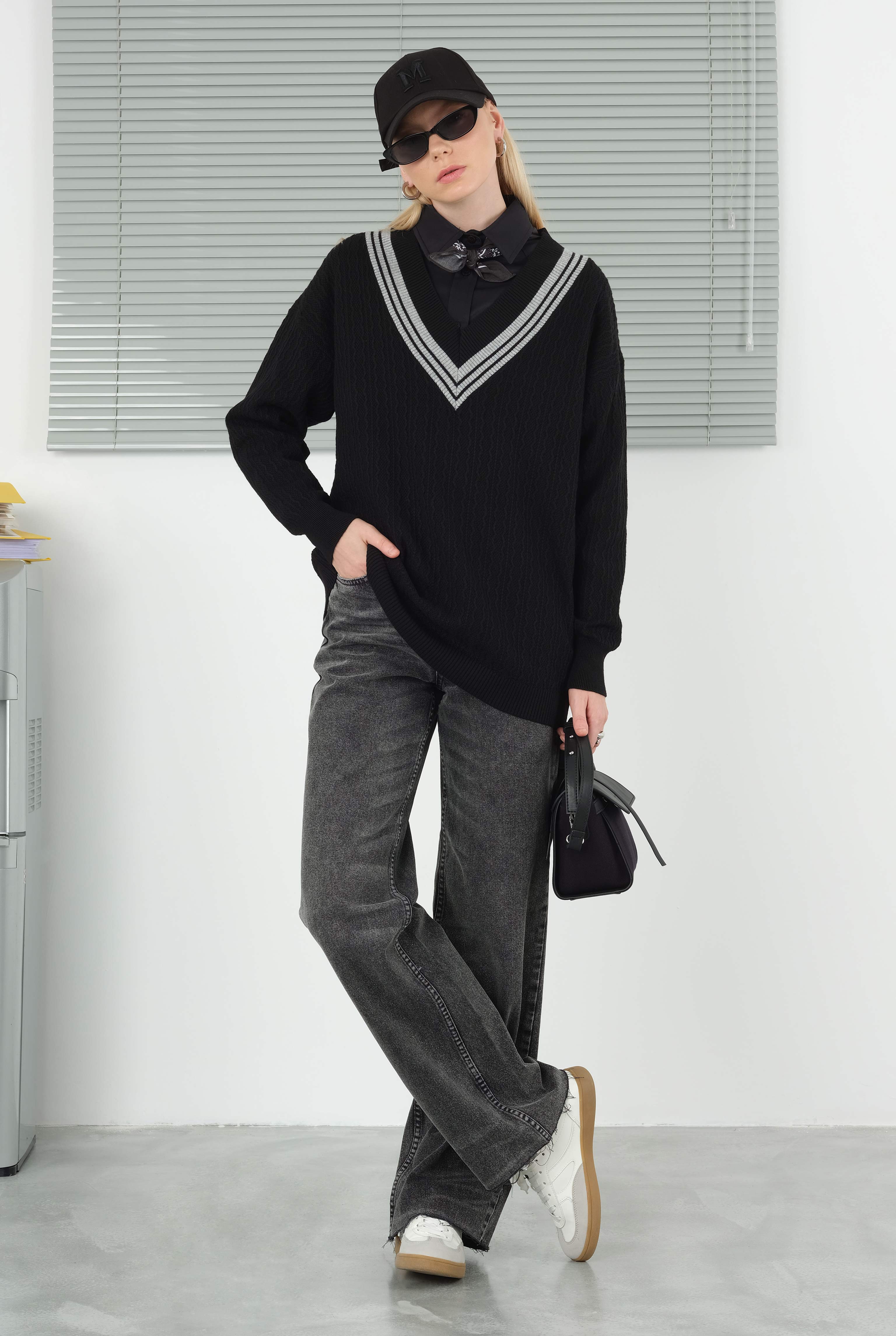 V Collared Textured Knitwear Black - 7