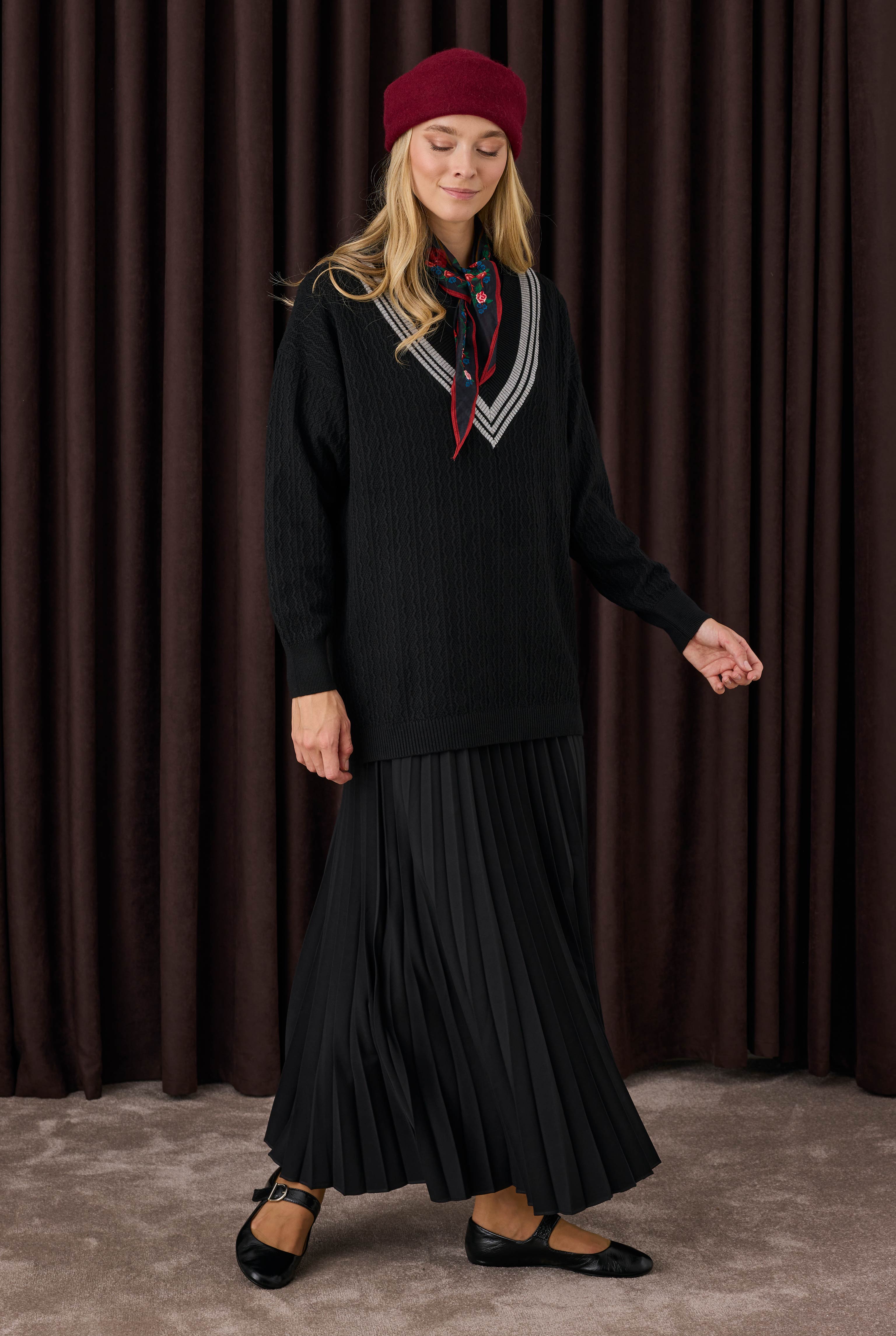 V Collared Textured Knitwear Black - HE-QA