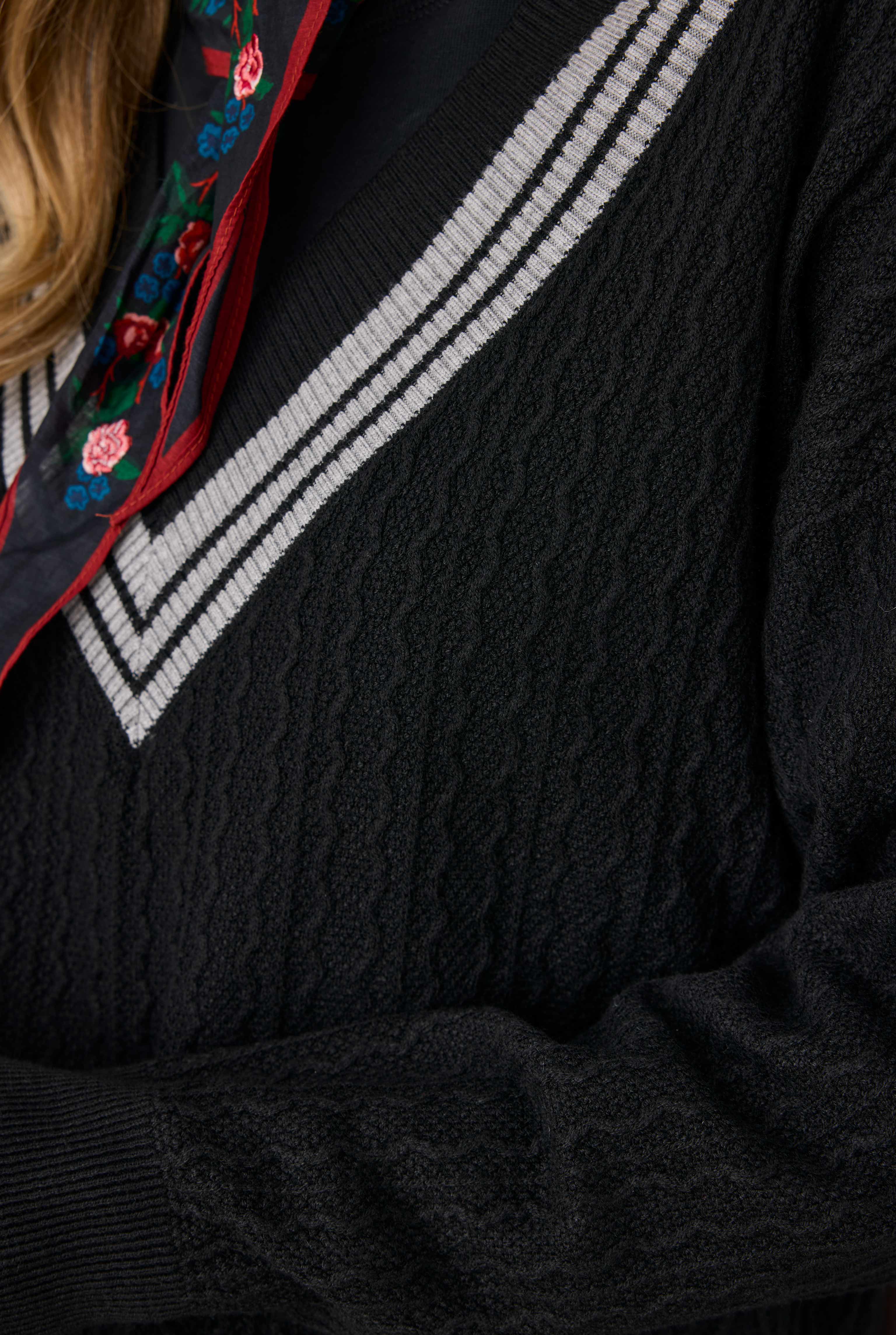 V Collared Textured Knitwear Black - 6