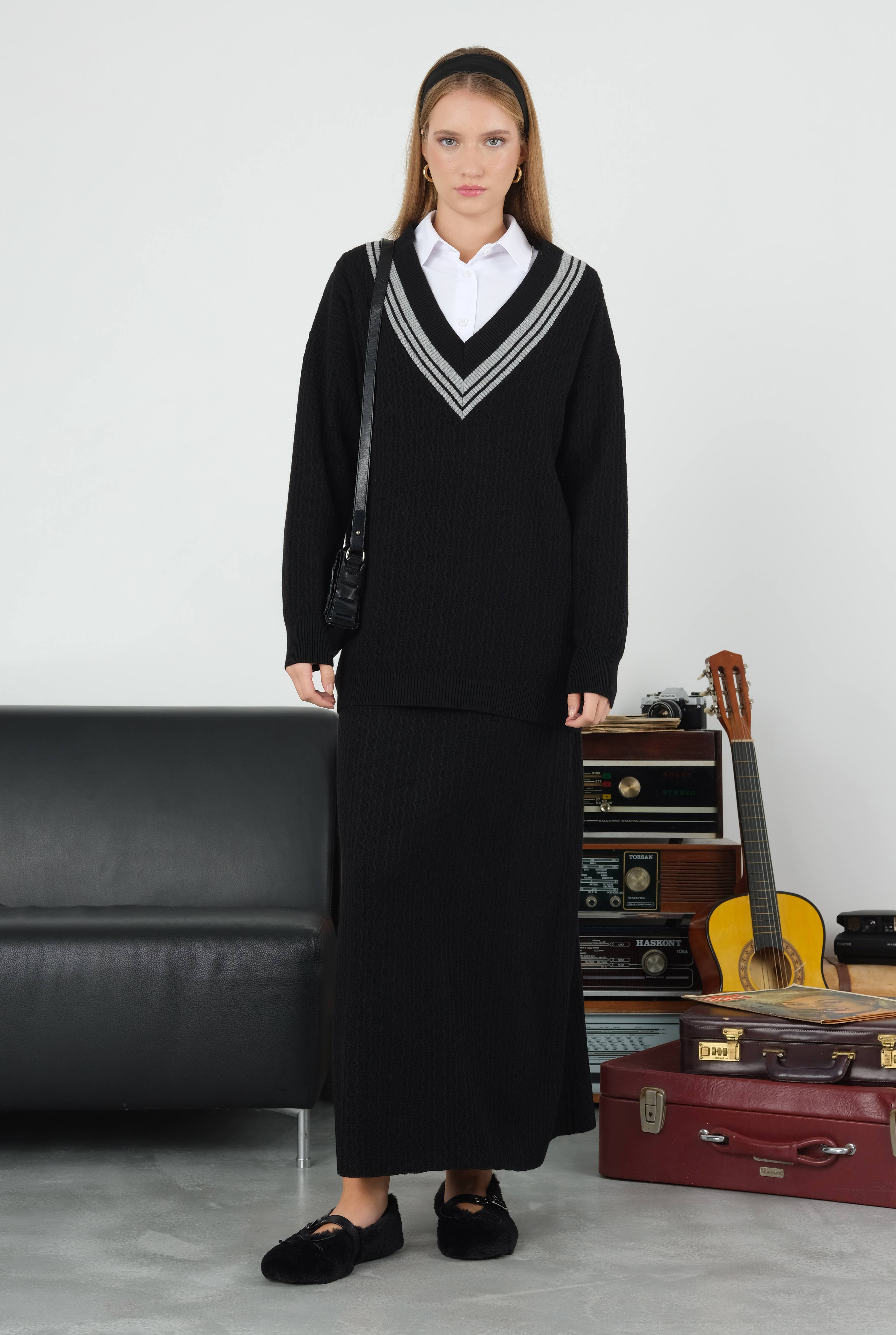 V Collared Textured Knitwear Black - 9