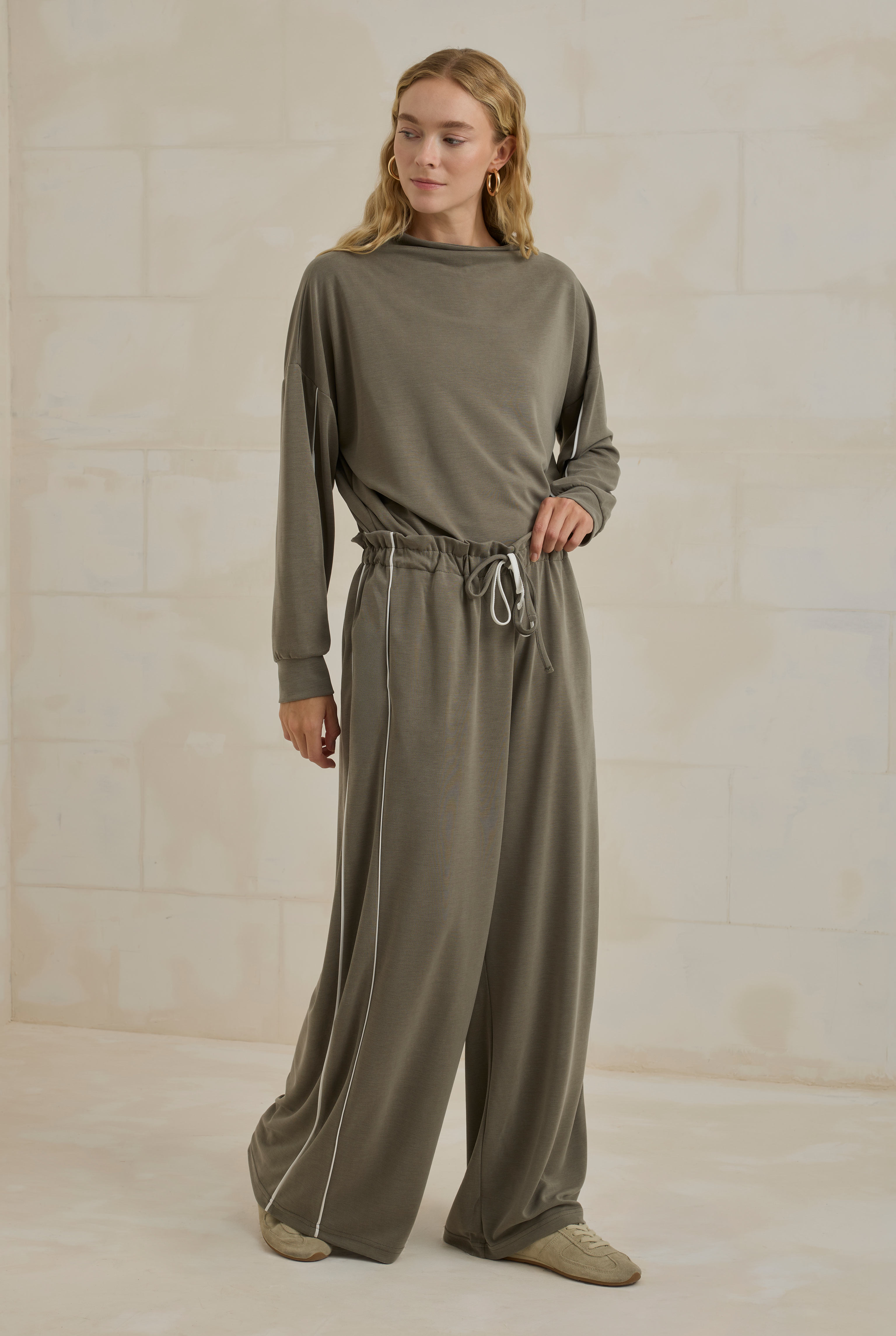 Lightweight Contrast Piping Tracksuit Set Khaki - 3