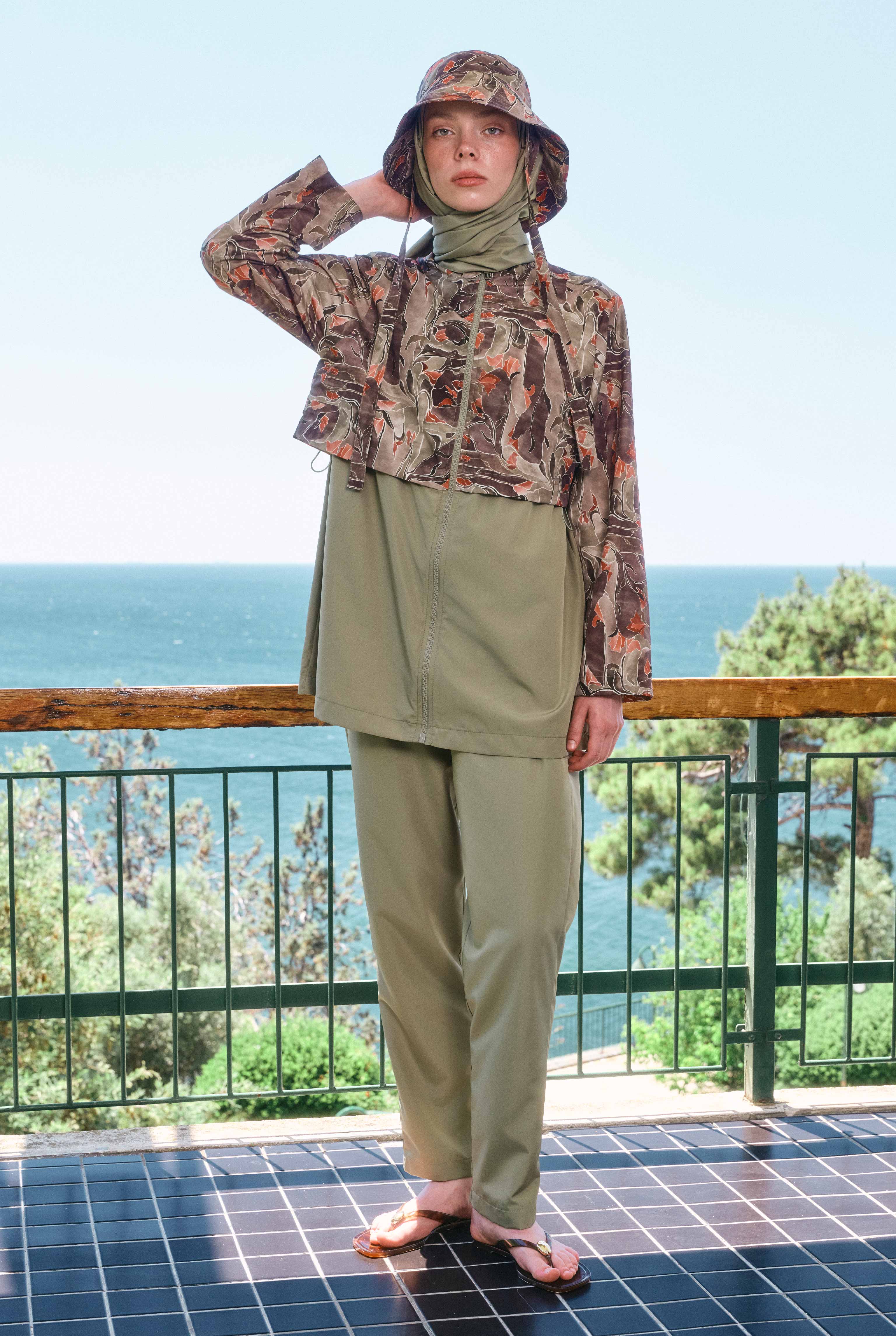 Patterned Short Swimsuit Frame Bloom - HE-QA